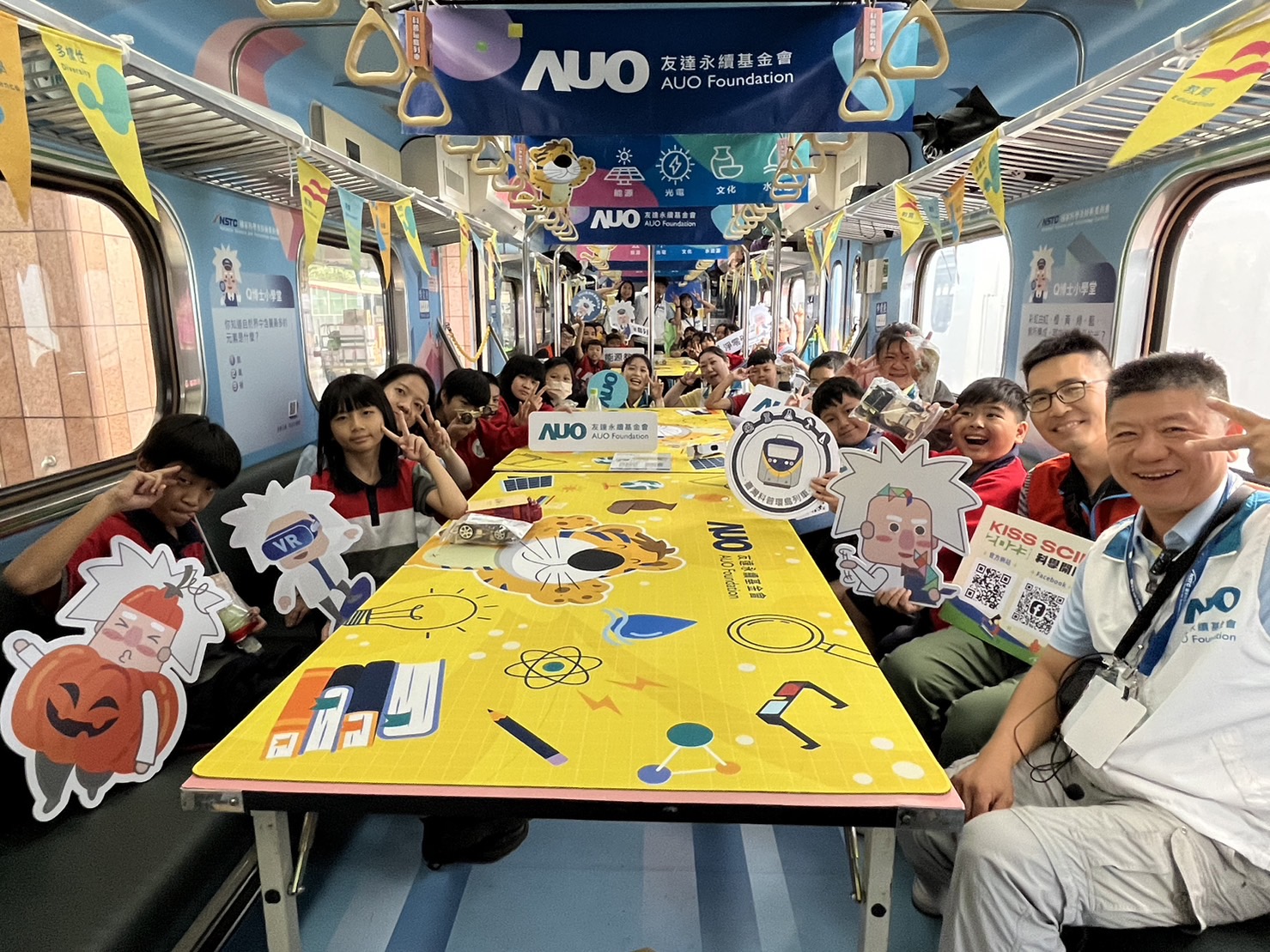 88858cc永利永續基金會參與「臺灣科普環島列車」，設計基礎科學車廂課程，以「淨零碳排和永續能源」為主題，讓學生透過創意實驗認識淨零知識，以及思考生活中的減碳行為