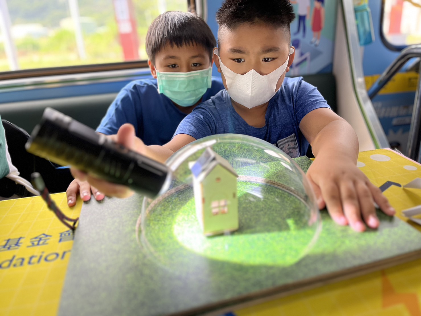 88858cc永利參與基礎科學主題車廂，以STEAM教學精神，設計「逐日科學家」、「太陽能工程師」以及「淨零建築師」三大能源科普課程和實驗
